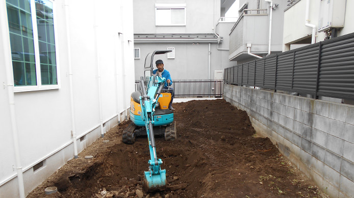 【施工1】更地にユンボを入れて木を植えるための穴を掘る